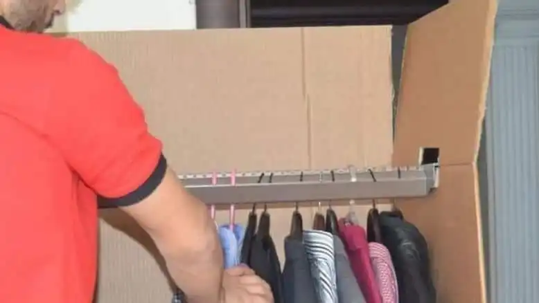 Ütülü kıyafetler için elbise taşıma kolisi