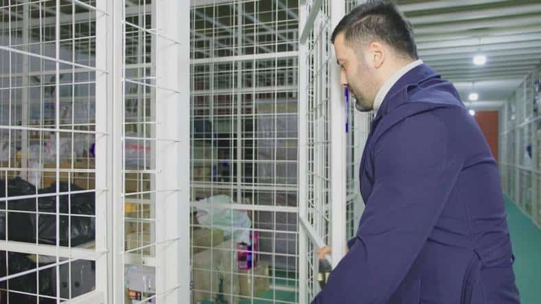 Kişisel depolama için düzenli raf ve kutu sistemi