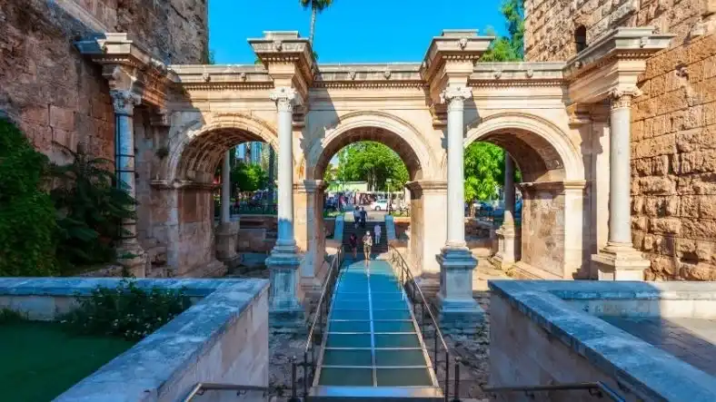 Hadrianus Kapısı Üç Kapılar Antalya